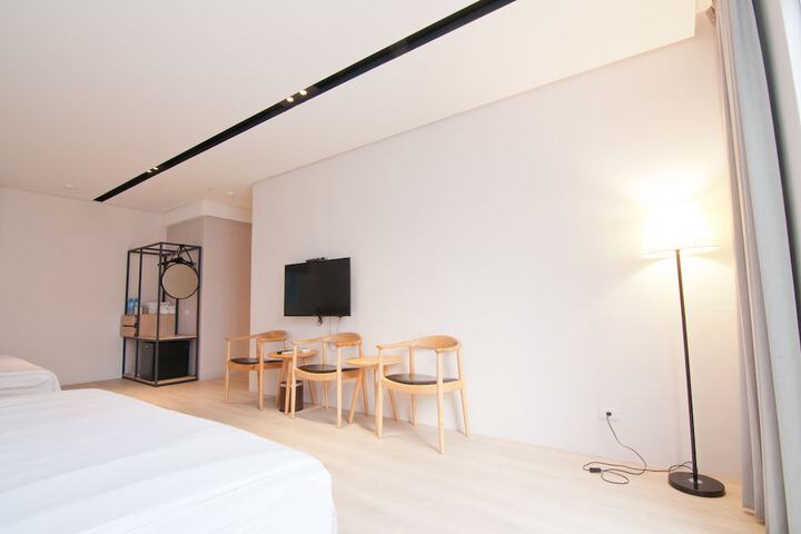 Room 28 of 44