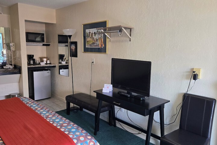 1 Queen Bed (2 of 8)