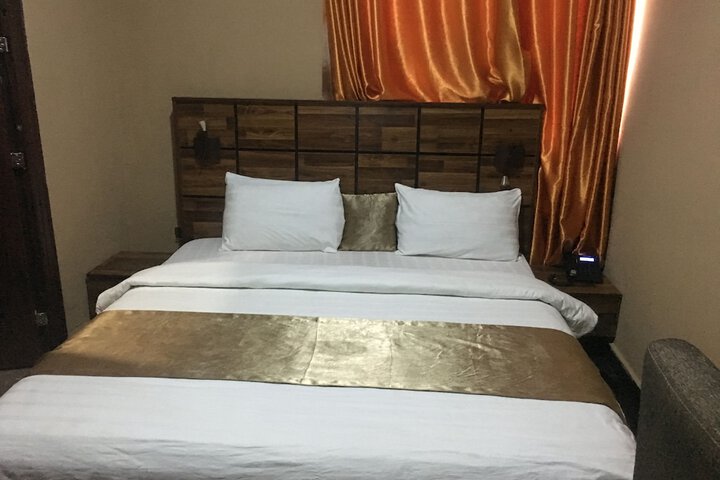 Room 10 of 16
