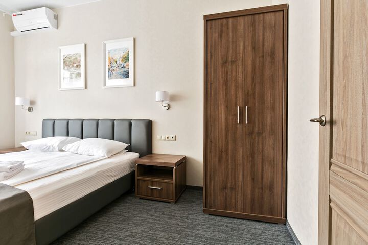 Room 15 of 33