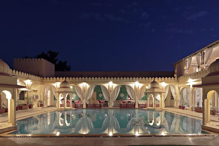 Hotel Pool