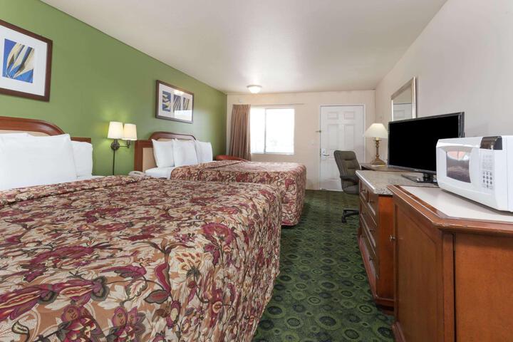 1 King Bed (4 of 9)