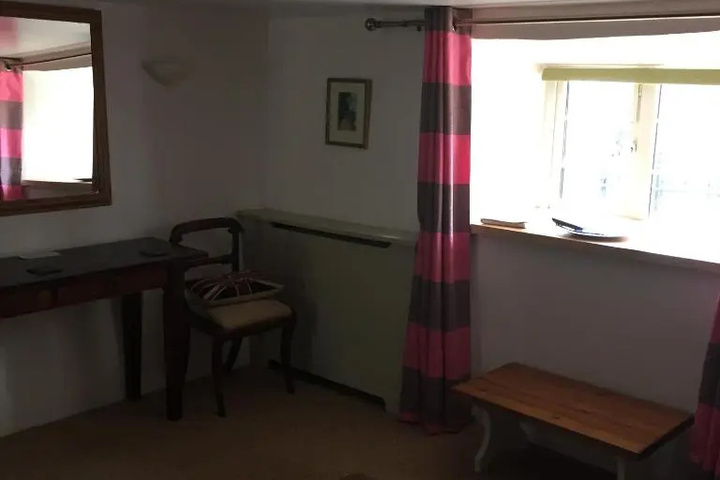 Room 5 of 9