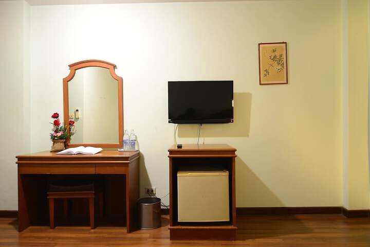 Room 10 of 27