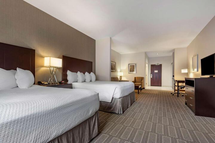 Accessible Suite King Bed Mobility Accessible Bathtub Sofa Bed Full Breakfast (12 of 19)
