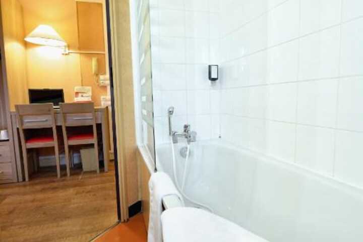 Room 6 of 61