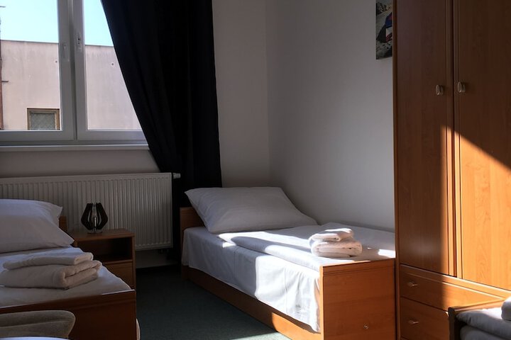 Room 6 of 106