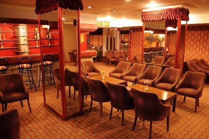 Lounge 38 of 52