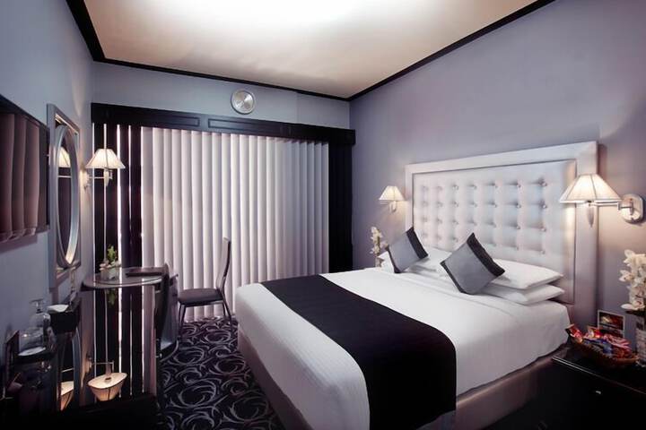 Room 9 of 36