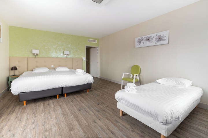 Room 12 of 90