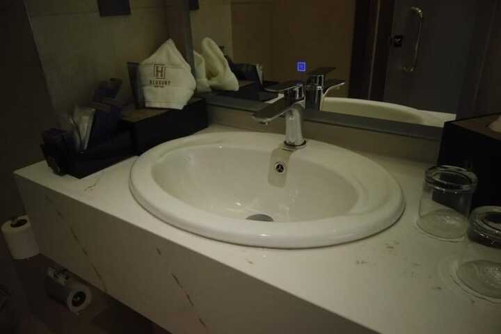 Room 9 of 14