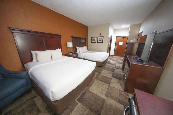 2 Queen Beds (12 of 14)