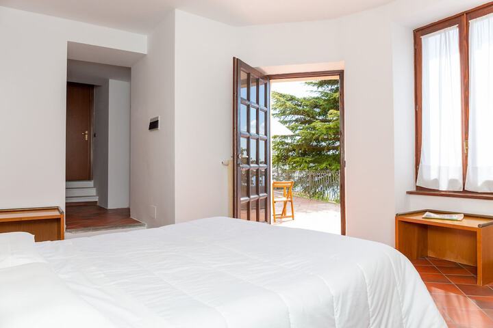 Room 10 of 72