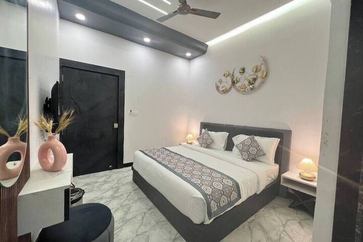 Room 10 of 14