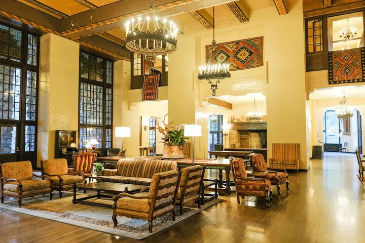 Lobby lounge