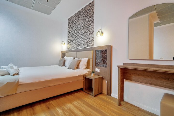 Room 28 of 104