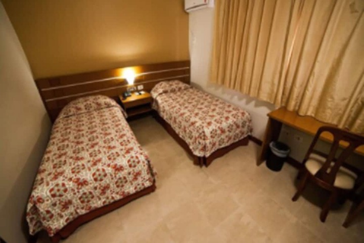 Room 8 of 40