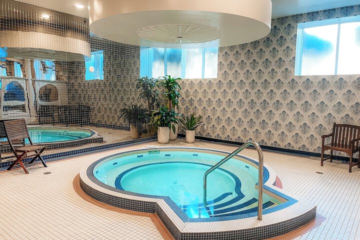 Indoor spa tub