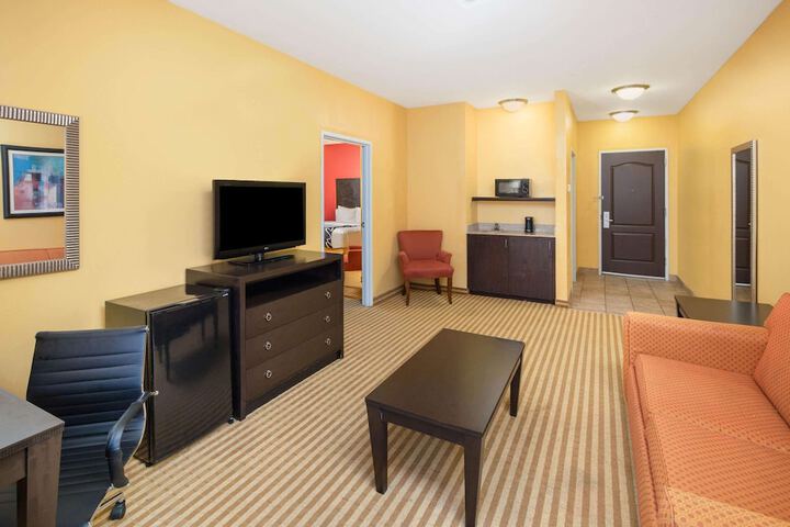 1 King Bed Efficiency (11 of 25)