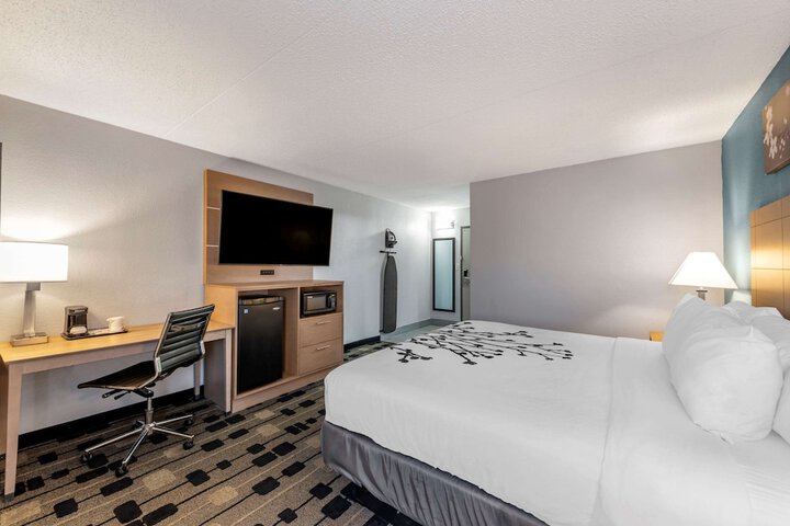 Room 11 of 32