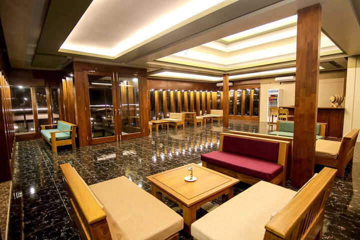 Lounge 35 of 62