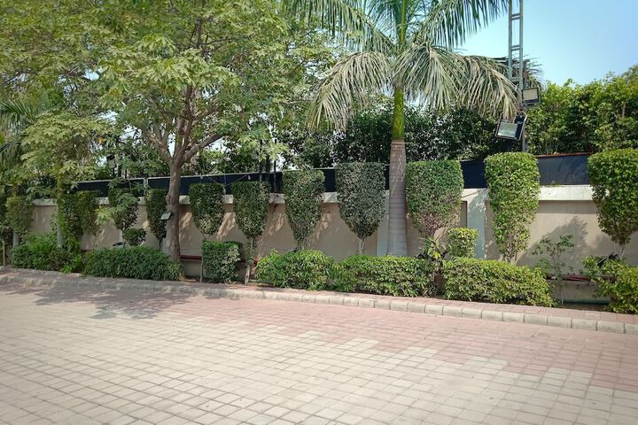 Hotel Exterior 11 of 13