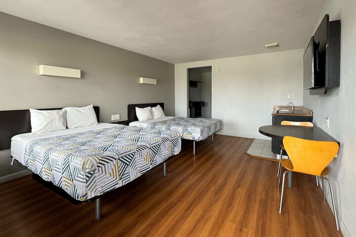 1 Queen Bed Micfridge (13 of 37)