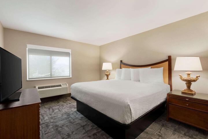 2 Queen Beds (2 of 8)