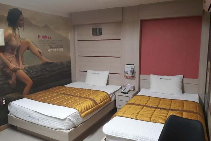 Room 14 of 36