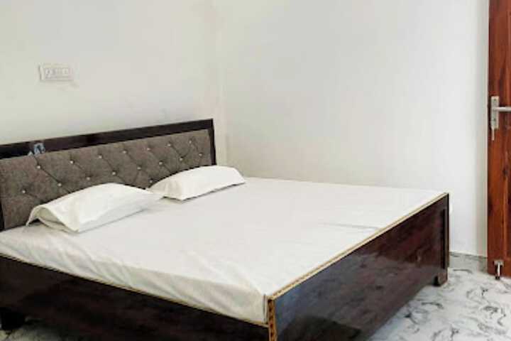 Room 8 of 12