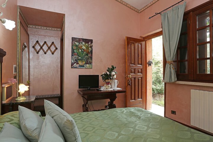 Room 6 of 28
