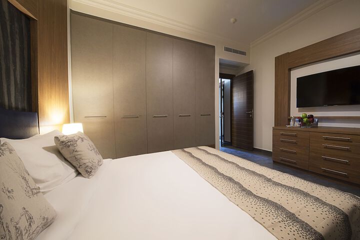 Room 4 of 76