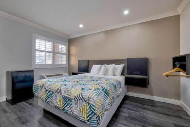 1 Queen Bed Refrigerator (6 of 26)