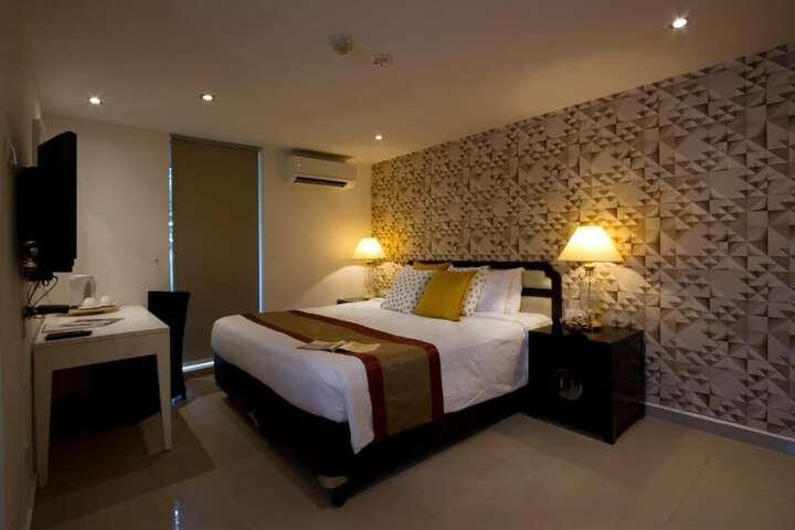 Room 4 of 8