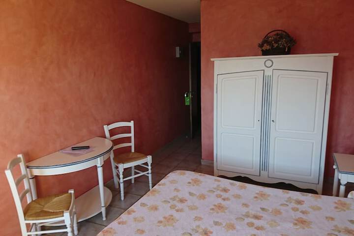 Room 6 of 50