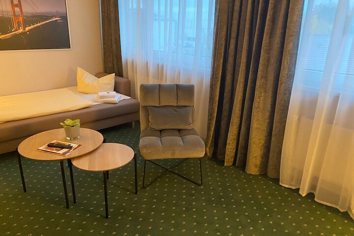 Room 5 of 11