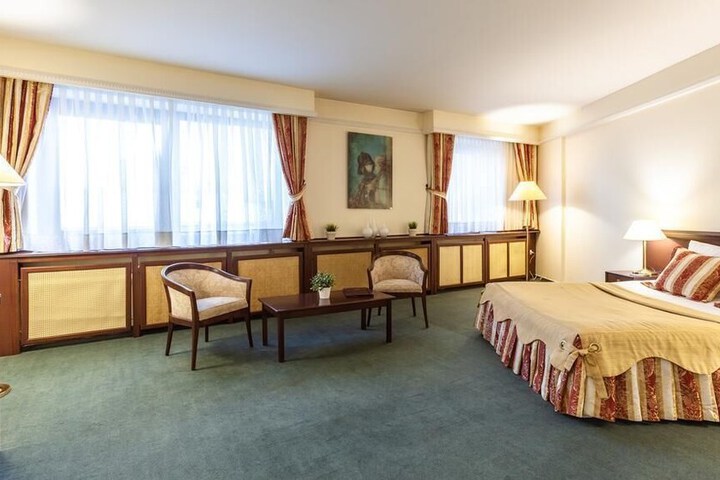 Room 15 of 34
