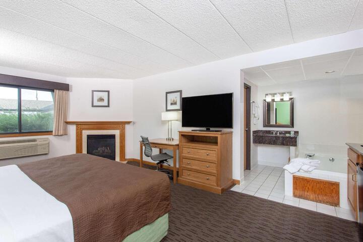 1 Queen Bed Mobility Accessible (6 of 15)