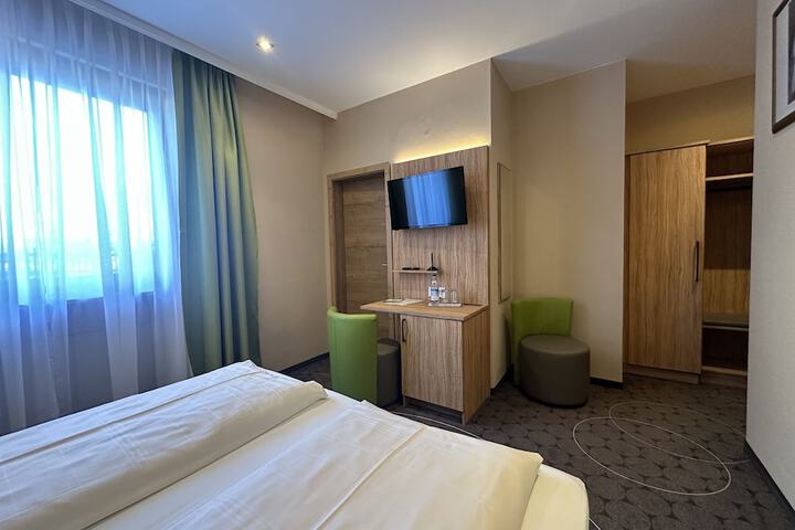 Room 13 of 77