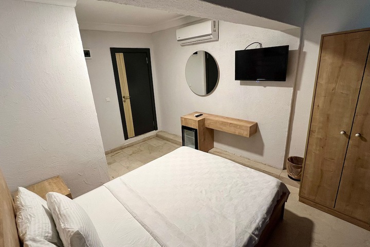 Room 9 of 39