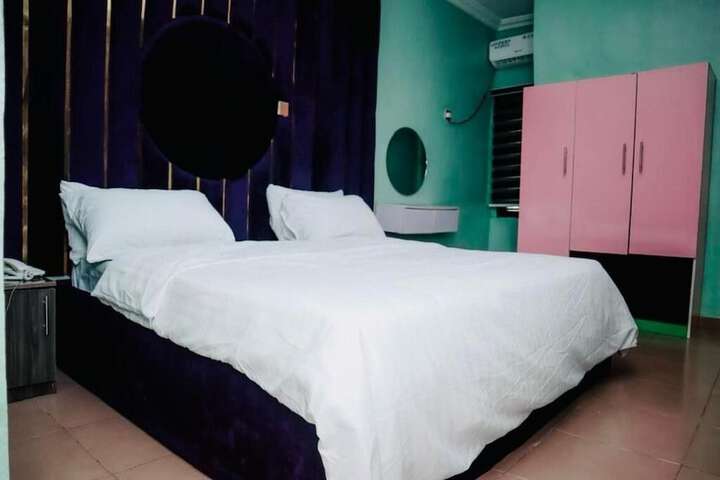 Room 6 of 14