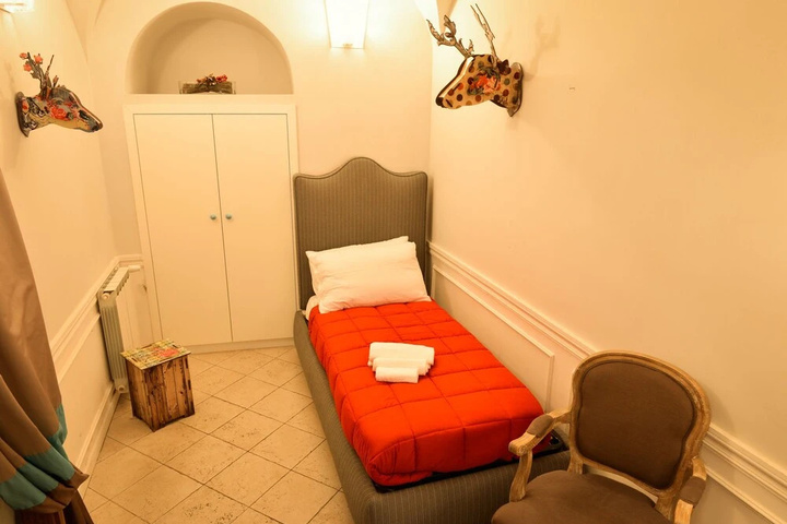 Room 2 of 9