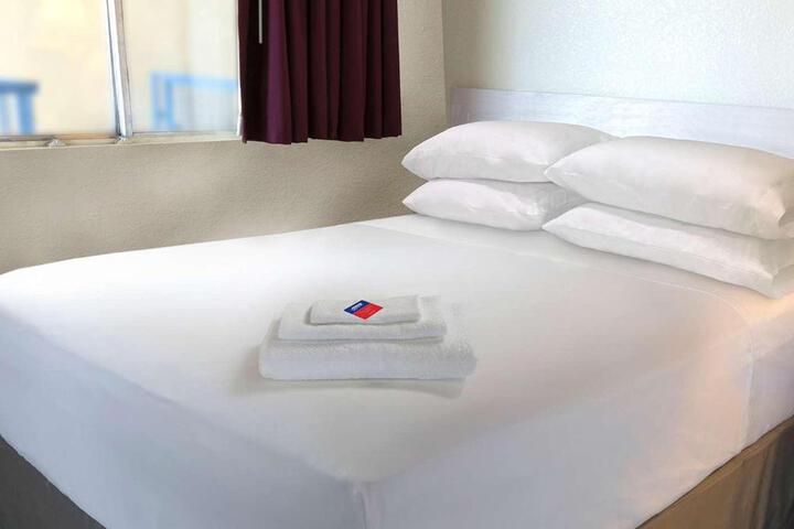 1 Queen Bed (3 of 11)