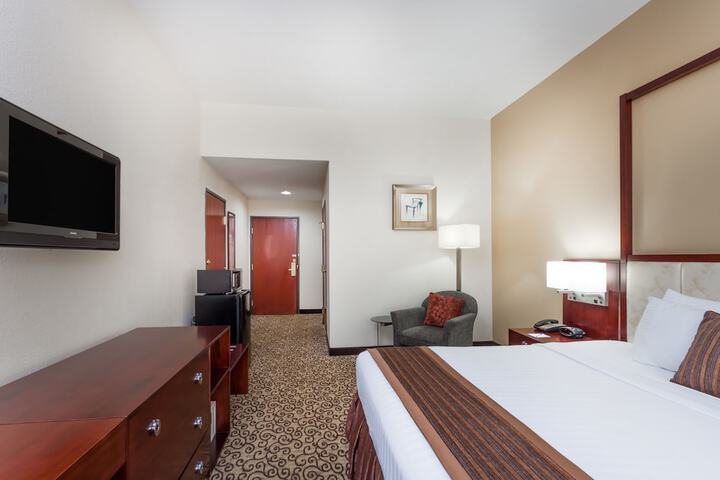 1 King Bed Mobility Accessible (3 of 4)