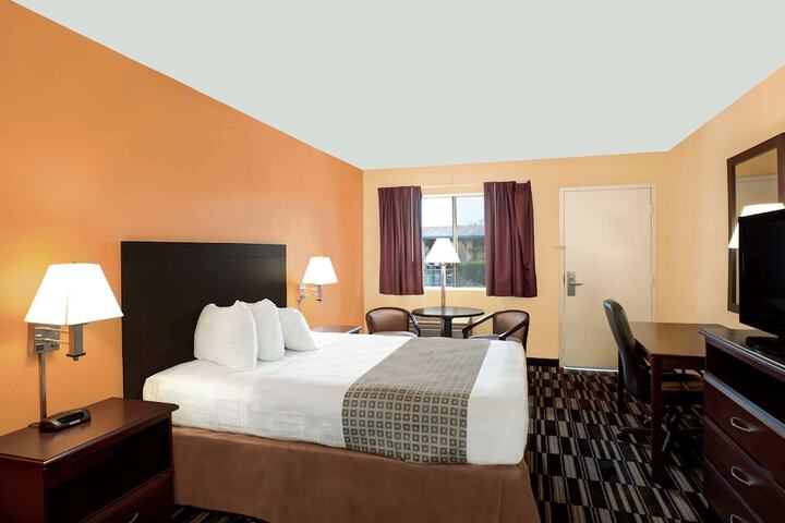 1 Queen Bed (10 of 12)