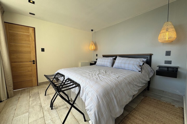 Room 4 of 317