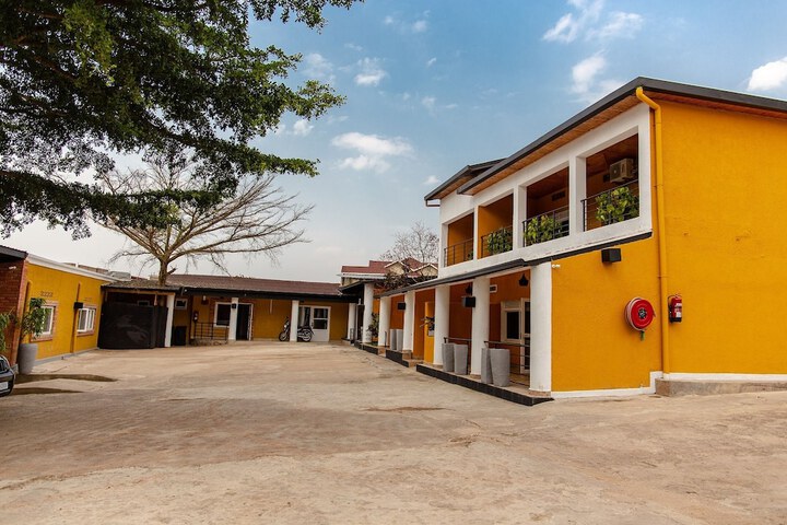 La Villa Cafe & Suites