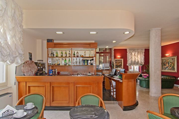 Lounge 51 of 60