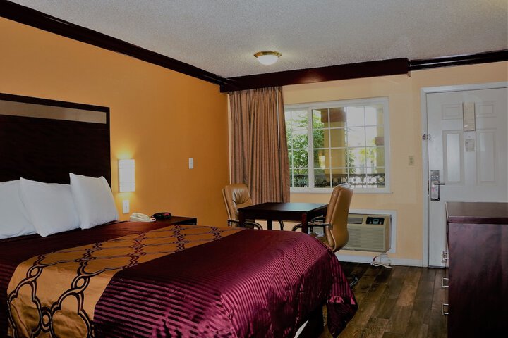 1 Queen Bed (4 of 11)