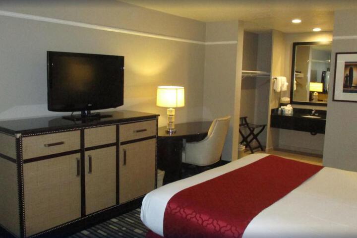 1 King Bed Desk WiFi Continental Breakfast (10 of 19)